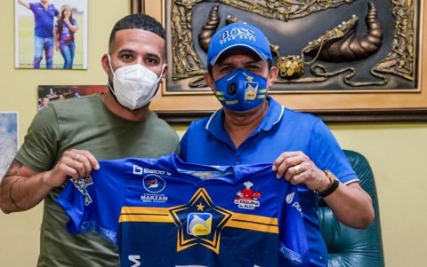 Robert Burbano (i), lateral del Delfín, vestirá por segunda vez la camiseta de ese club.