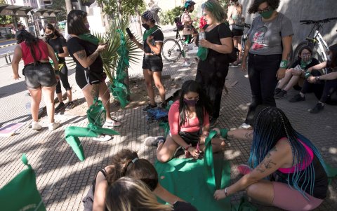 Miembros del movimiento feminista realiza un plantón a favor de la legalidad del aborto.