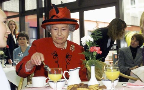 La soberana evita en su alimentación las harinas y grasas. La ginebra es su licor favorito
