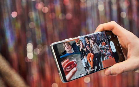 La cámara se mantiene con 108 megapíxeles del sensor principal pero vitaminando otros aspectos.