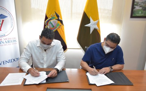 Los representantes del Municipio de Samborondón y del gremio de médicos veterinarios zootecnistas durante la firma del convenio.
