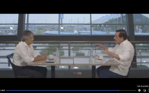 Diálogo. Guillermo Lasso y Jaime Nebot conversan en el único lugar que tienen en común: el terminal terrestre de Guayaquil.