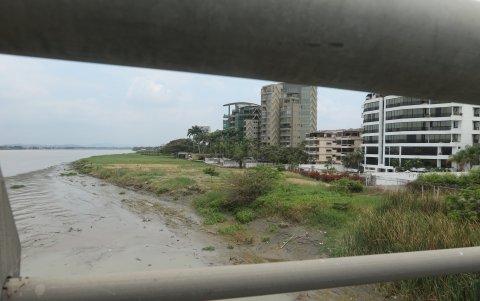 Desde el Puente de la Unidad Nacional es posible ver los excedentes de tierra.