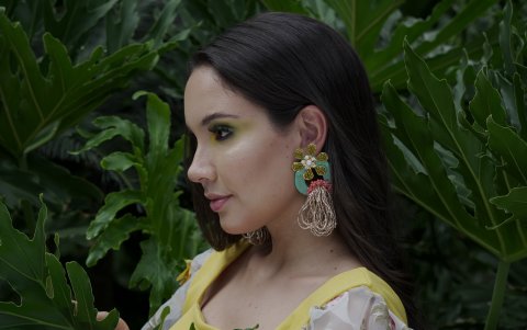 El neón regresa: Sin duda, la playa se vuelve el mejor escenario para llevarlo en un maxibolso.