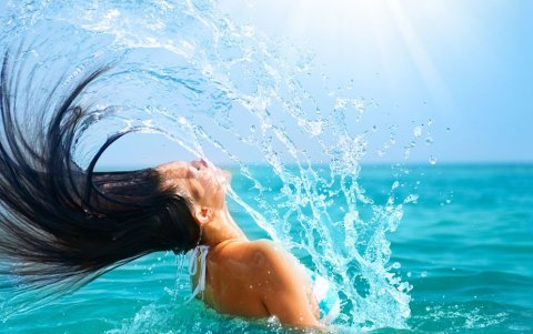 La falta de hidratación es la mayor causante de que existan hebras quebradizas.