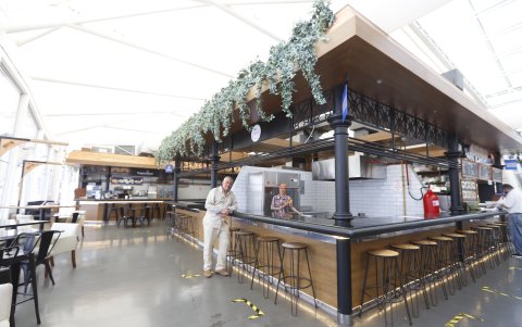 Preparación. Los propietarios se alistan para inaugurar sus negocios.