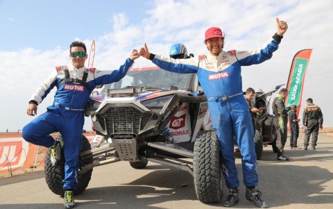 Sebastián Guayasamín (d), junto al argentino Ricardo Torlaschi, quien fue su copiloto en la competencia.