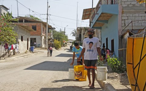 Necesidad. Algunos ciudadanos apenas logran comprar agua por baldes. Hay vecinos que, de tener, logran ayudarlos.