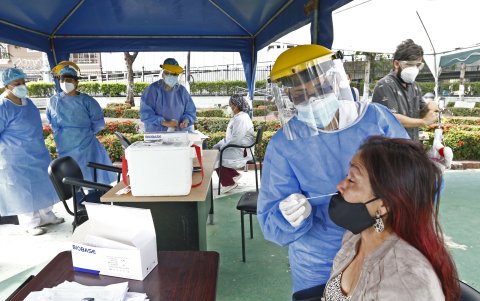 HISOPADOS QUE SE REALIZAN EN EL HOSPITAL LUIS VERNAZA EN SUS PARQUEADEROS A PERSONAS QUE SOSPECHAN Q TIENEN EL VIRUS POR PACIENTES HOSPITALIZADOS/JIMMY NEGRETE/GUAYAQUIL-ECUADOR ag-granasa