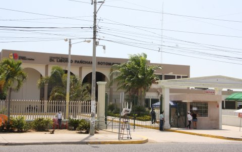 El hospital Liborio Panchana, de Santa Elena, es el único de la provincia que atiende a pacientes con Covid-19 y tiene sus camas UCI copadas.