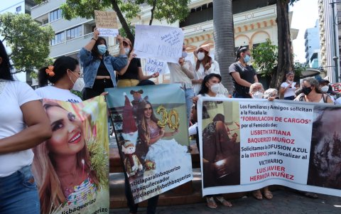 Lisbeth Baquerizo fue asesinada, víctima de femicidio. Sus familiares en las afueras de la Fiscalía.