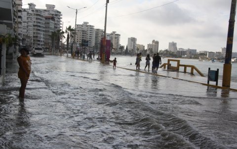 Hecho. Durante el agua de los días pasados, los turistas en Salinas tuvieron que salir del mar.