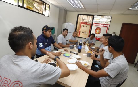 Los bomberos replican la tranquilidad con la que cenaron el 24 y 31 de diciembre de 2020, sin la emergencia de niños amputados por la explotación de las camaretas.