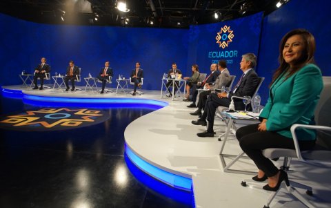 Los candidatos presidenciales durante la primera parte del debate organizado por el CNE.