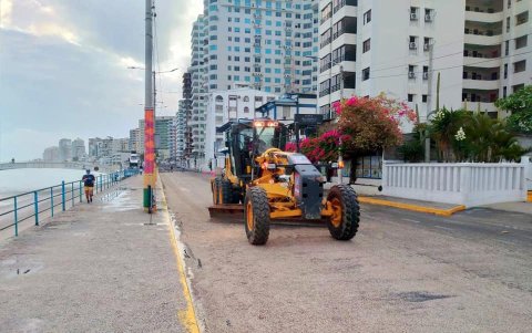 Maquinaria municipal limpian el Malecón de Salinas.