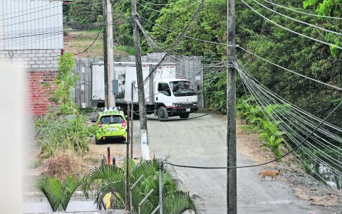 Acción. Durante el día y la noche se registra tránsito de automotores pesados que entran y salen del lugar. EXPRESO lo constató junto a los vecinos del conjunto residencial.