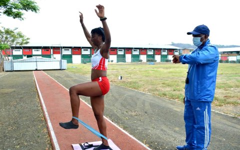 La saltadora practica supervisada por su entrenador Luis Small, en horario extendido, desde las 06:00, en el complejo California de la Federación Deportiva de Manabí.