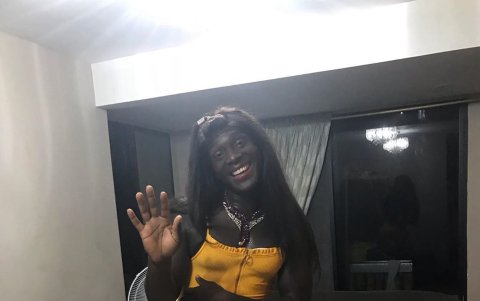 Este año se puso un disfraz de mujer para diverrtir a su familia durante la pandemia.