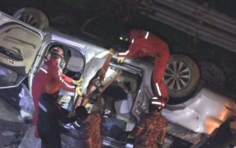 Personal del Cuerpo de Bomberos tuvo que trabajar duro para sacar a los fallecidos del vehículo.
