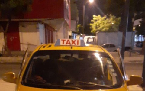 El taxi donde encontraron a tres sujetos acusados de los delitos de secuestro exprés y violación.