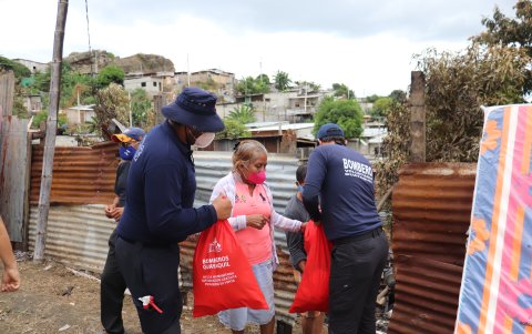 Iniciativa. El personal bomberil también prestará su ayuda al Banco de Alimentos.