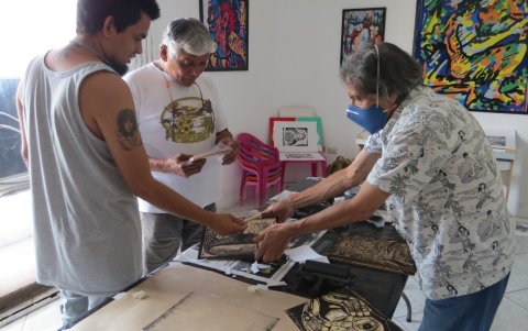 El artista dirigió también una exhibición de grabadores guayaquileños.