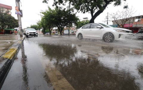 Pasado el mediodía, el nivel de agua empezó a bajar en las calles que registraron acumulación de agua.