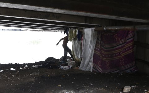 Debajo del puente El Velero por años, como ha publicado EXPRESO, se han encontrado cartones y sábanas para pernoctar. La ciudadanía evitaba pasar cerca del sitio por temor.