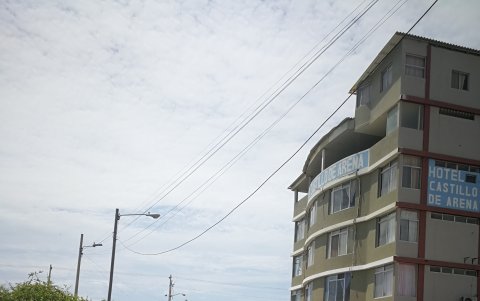 Los solares están ubicados a escasos pasos de los hoteles, comercios y la playa.