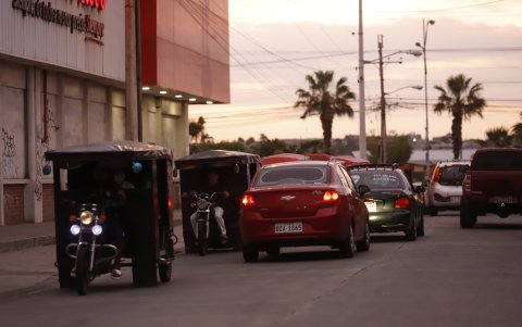 Falta. En Vergeles, por ejemplo, es común observar que estos vehículos ingresan a la ciudadela en contravía.