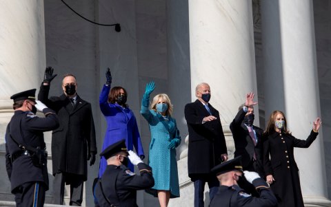 Joe Biden y su esposa llegando al Capitolio.