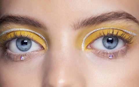 Aplíquese sombra amarilla, tono de 2021. Sin duda le realzará la mirada.