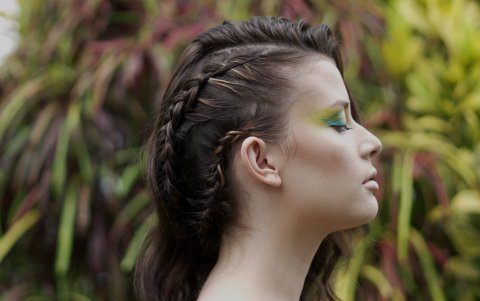 Con este original peinado no pasará desapercibida.