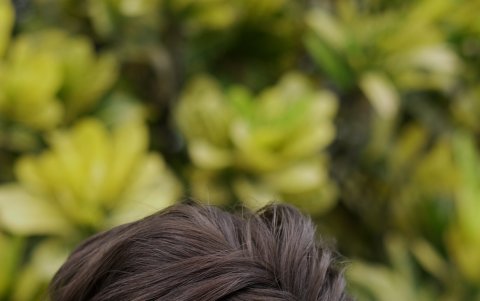 Un peinado recogido para asistir a una boda al pie del mar