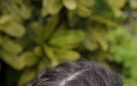 Cómodo y fresco peinado para un paseo por la playa.