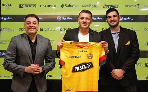 Carlos Garcés (c) está llamado a ser el nuevo grito de gol de Barcelona.