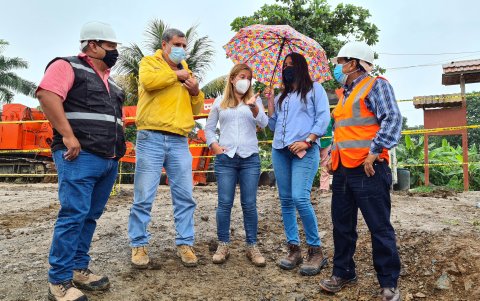 Funcionarios de la Prefectura y el Municipio de Milagro llegaron al lugar para medir los daños.