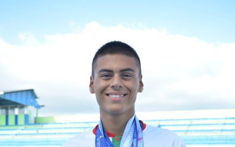El nadador tricolor muestra con orgullo algunas medallas obtenidas.