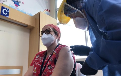 Una de las primeras vacunadas contra el coronavirus en Guayaquil.