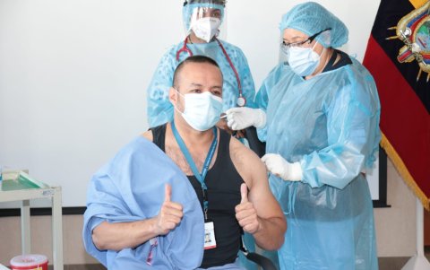 El doctor Jorge Luis Vélez fue la primera persona vacunada en Ecuador. Él es médico del hospital Pablo Arturo Suárez.