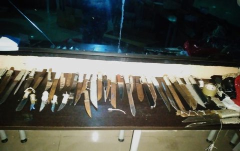 Los cuchillos, que tenían las personas privadas de la libertad, como armas.