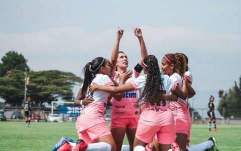 Fernanda y sus compañeras de equipol