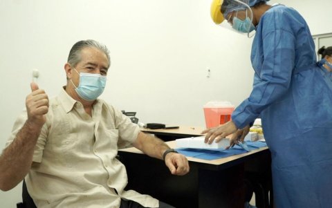 El ministro de Salud, al momento de recibir la vacuna contra la COVID-19.