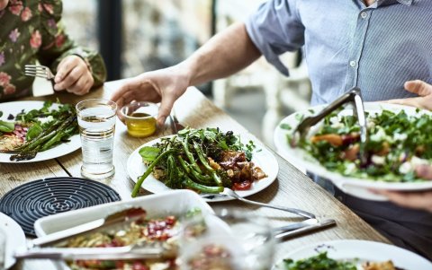 En esta dieta destacan los frutos rojos, aceite de oliva, té y carnes magras de pollo o pavo.