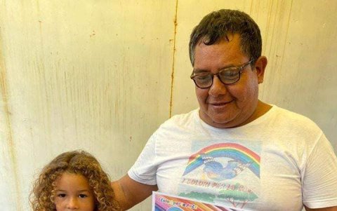Jean Carlo Álava, de la Isla Trinitaria, entrega su dibujo a Édgar Erazo, de Colores por la paz Ecuador.