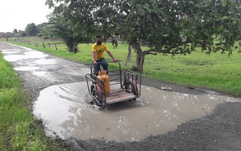 La vía que conduce al recinto La Clemencia permanece con baches y lodo.