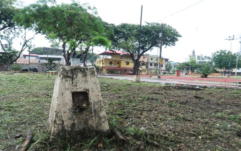 Algunos de los parques de la ciudadela Guayacanes permanecen en ese estado, apenas con las bases de las luminarias.