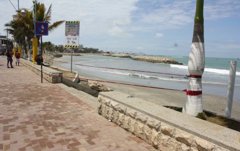 La Libertad. En el malecón del cantón, no solo se rompieron adoquines y muros, sino que la tierra se removió, dejando sin mayor protección a las palmeras.