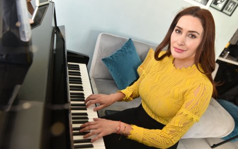 Marjorie Chávez toca el piano.