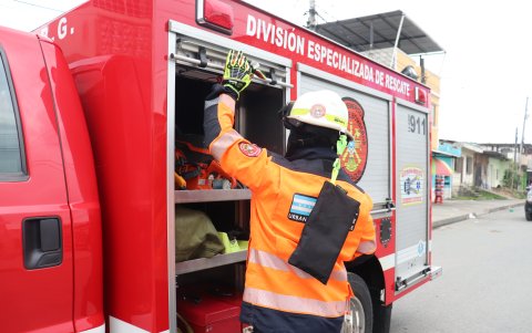 Dos vehículos de emergencia, entre ellos la Unidad de Rescate Animal, acudieron al rescate de Russy.